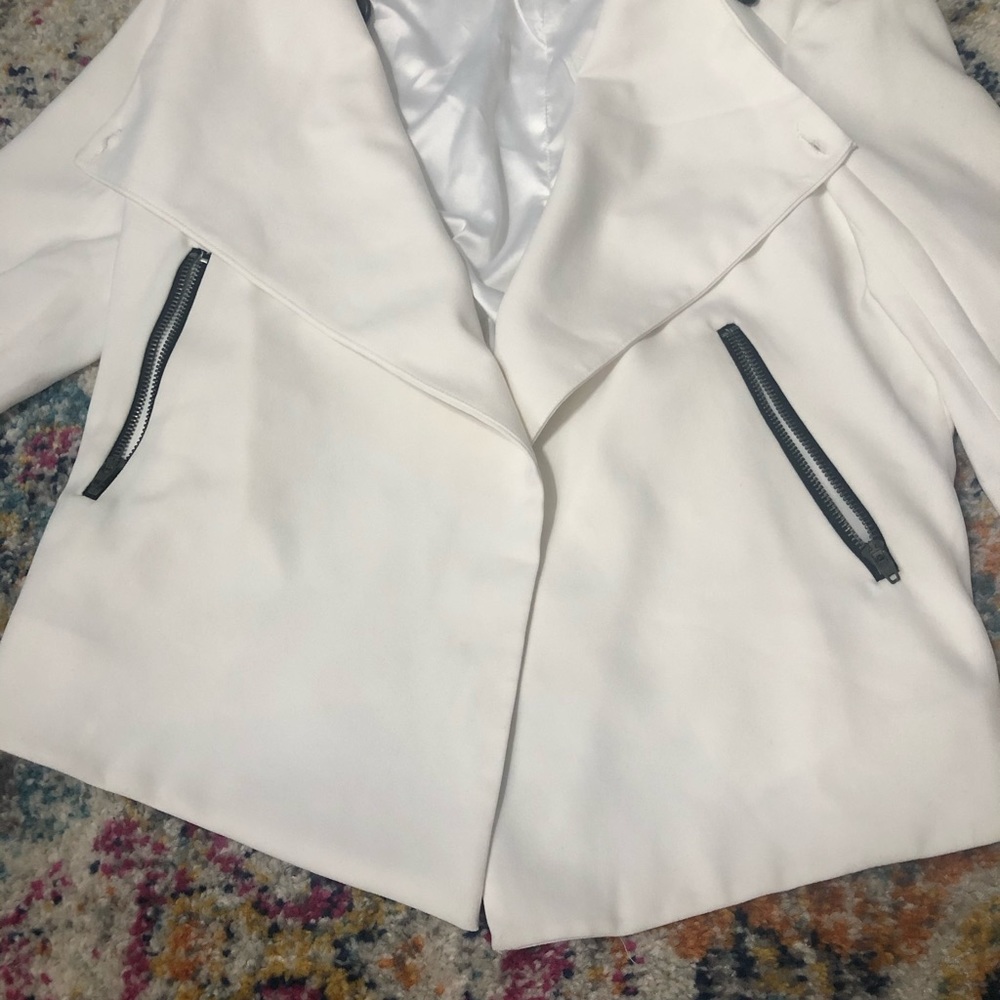 GORGEOUS WHITE BLAZER